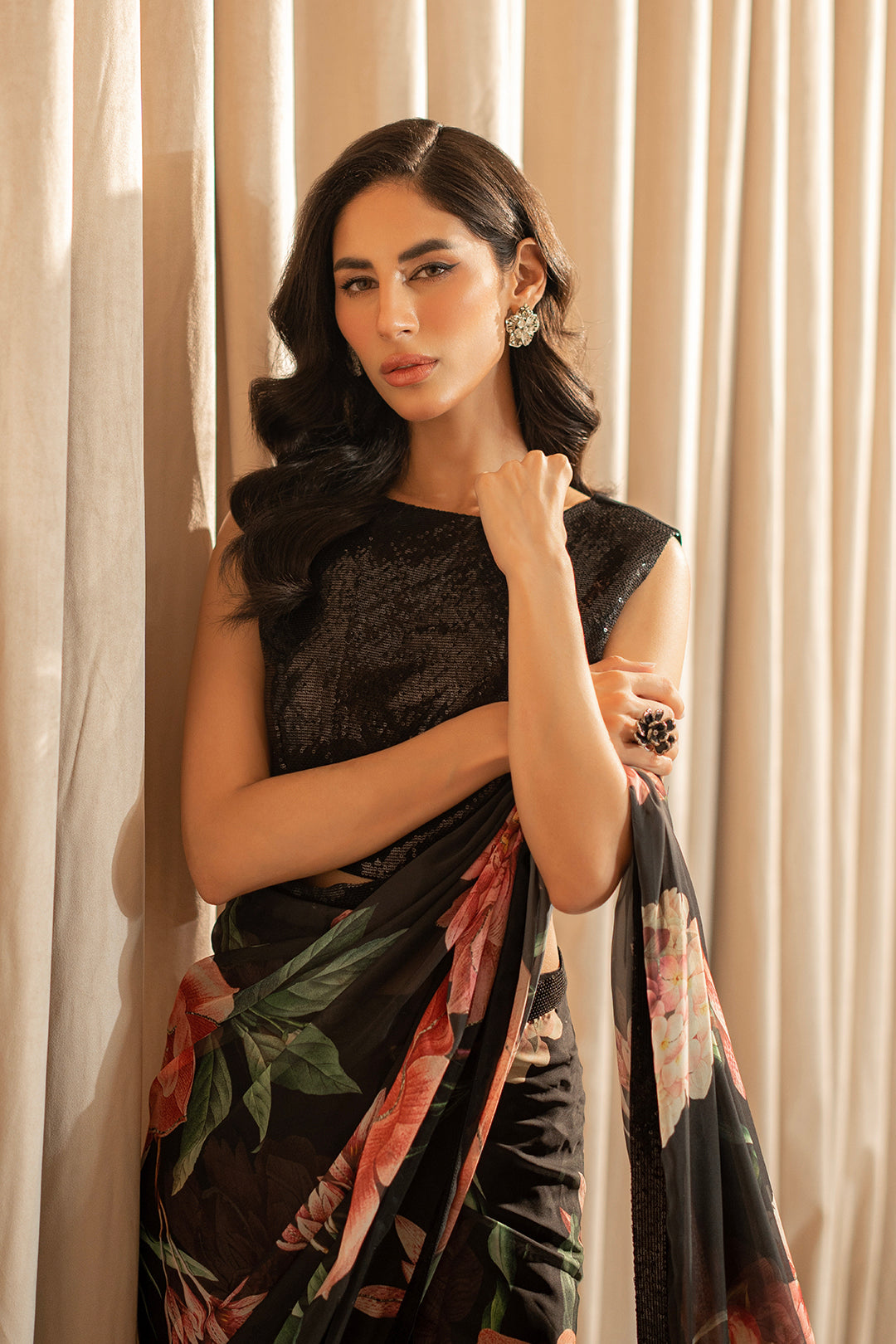 Sleevless saree in pakistan